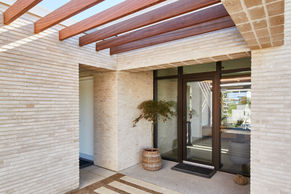 Overdækket indgangsparti med glasdør