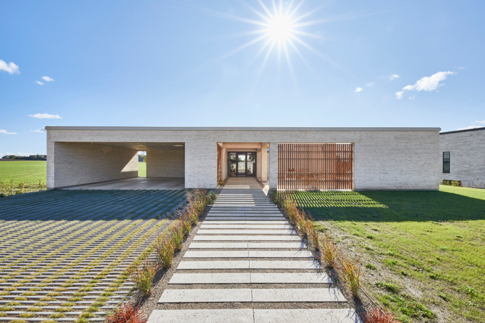 Indkørsel og facade på moderne villa