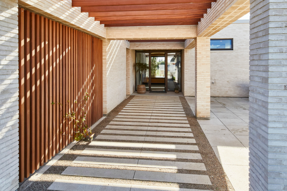 Gangareal med trælameller og lysindfald