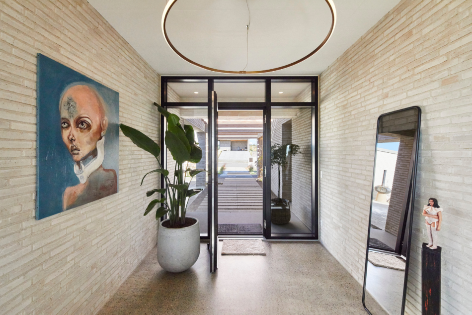 Entré med kunst på væg og kig gennem boligen