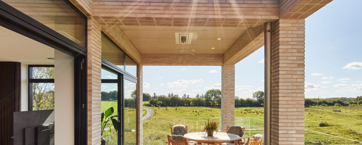 Overdækket terrasse med træloft og udsigt