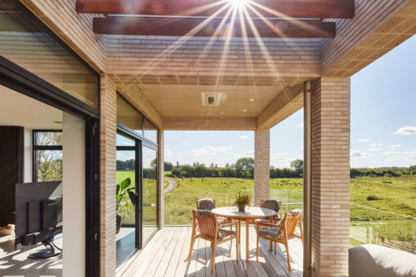 Overdækket terrasse med træloft og udsigt