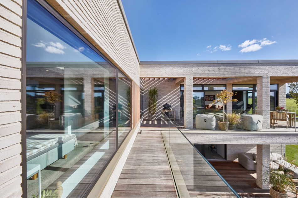 Overdækket terrasse med træloft og store glaspartier (Futura+)