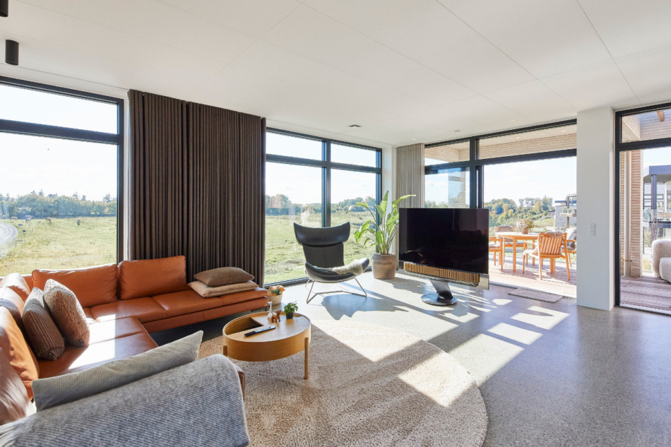 Stue med store vinduer (Futura+) og udsigt til natur