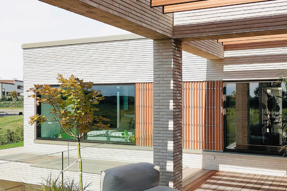 Hjørnevindue (Futura+) med udsigt og trædetaljer