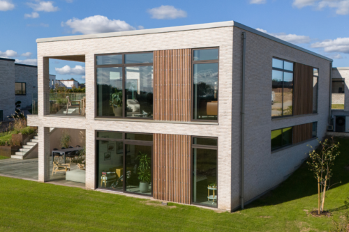 Moderne villa med store vinduespartier (Futura+) og træfacade