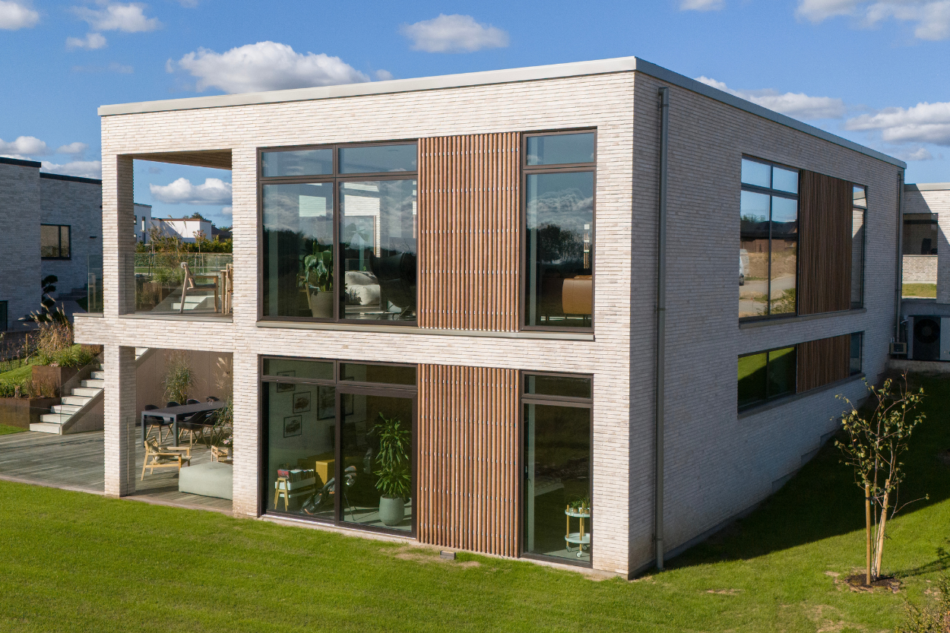 Moderne villa med store vinduespartier (Futura+) og træfacade
