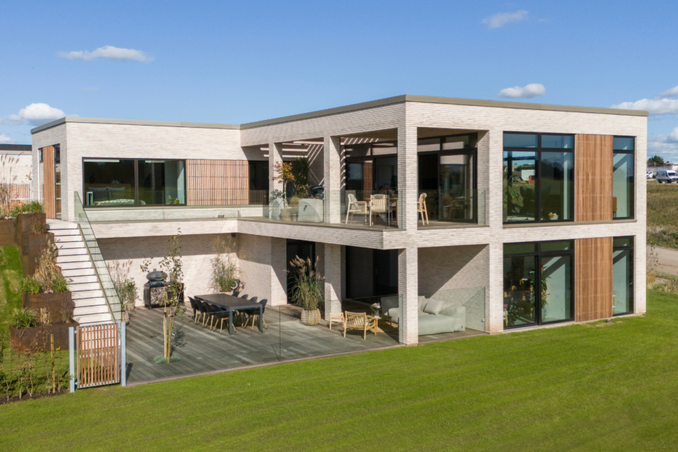 Moderne villa med store glaspartier (Futura+) og terrasse