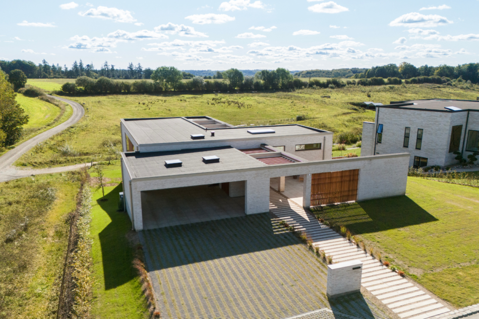 Moderne villa set ovenfra i naturskønne omgivelser
