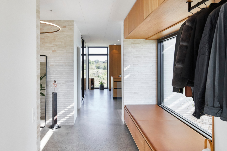 Entré med indbygget opbevaring og dagslys fra vindue