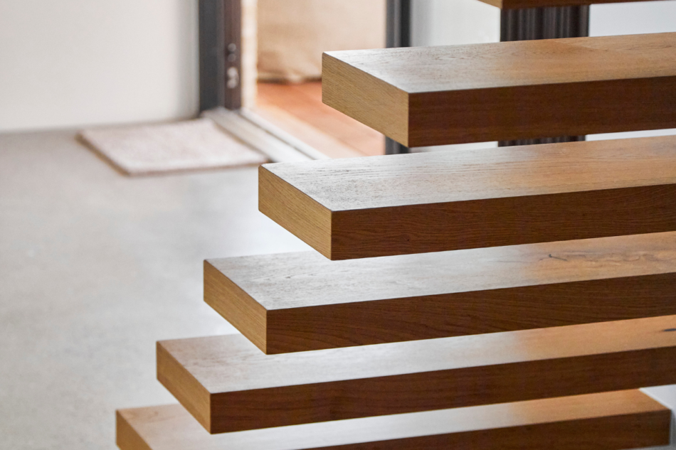 Trappe i træ med minimalistisk design