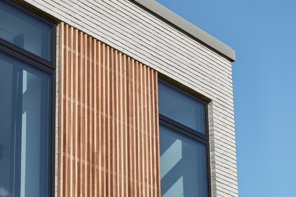 Facadedetalje med vindue (Futura+) og lodrette trælameller