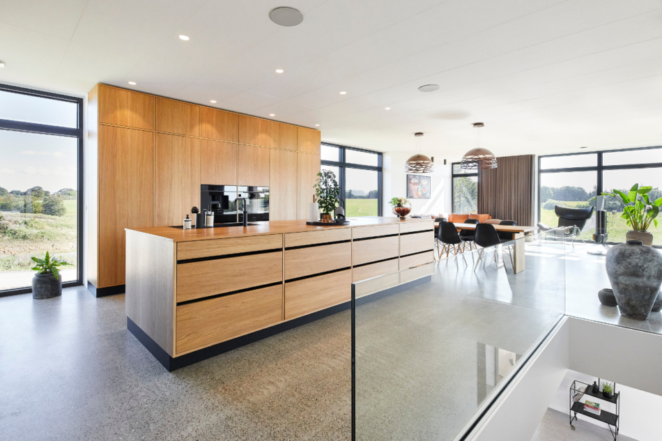 Moderne soveværelse med stort panoramavindue (Futura+) og udsigt til natur